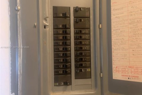 Villa ou maison à vendre à Miami, Floride: 4 chambres, 154.03 m2 № 1989231 - photo 29