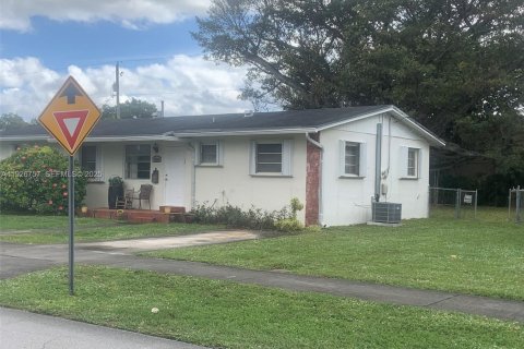 Villa ou maison à vendre à Miami, Floride: 4 chambres, 154.03 m2 № 1989231 - photo 6