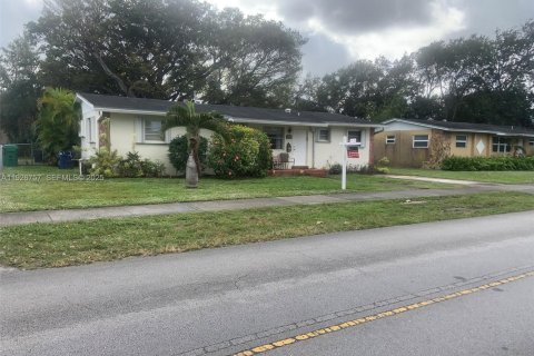 Villa ou maison à vendre à Miami, Floride: 4 chambres, 154.03 m2 № 1989231 - photo 2