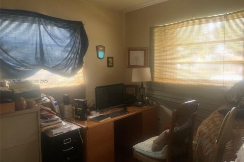 Villa ou maison à vendre à Miami, Floride: 4 chambres, 154.03 m2 № 1989231 - photo 25