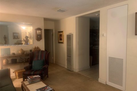 Villa ou maison à vendre à Miami, Floride: 4 chambres, 154.03 m2 № 1989231 - photo 12