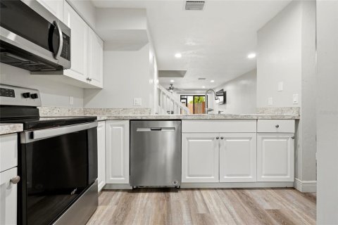 Townhouse in Gainesville, Florida 2 bedrooms, 96.8 sq.m. № 2157423 - photo 9