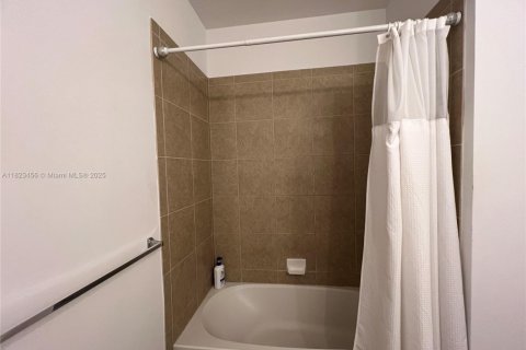 Condo in Pembroke Pines, Florida, 2 bedrooms  № 1790818 - photo 13
