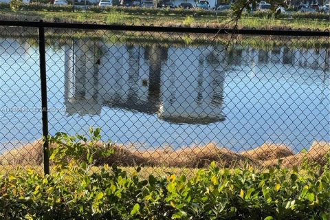 Townhouse in Miramar, Florida 3 bedrooms, 133.41 sq.m. № 1996749 - photo 3