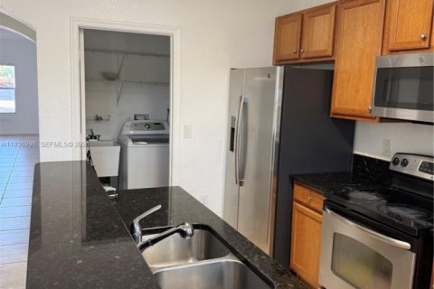 Townhouse in Miramar, Florida 3 bedrooms, 133.41 sq.m. № 1996749 - photo 10