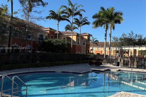 Townhouse in Miramar, Florida 3 bedrooms, 133.41 sq.m. № 1996749 - photo 4