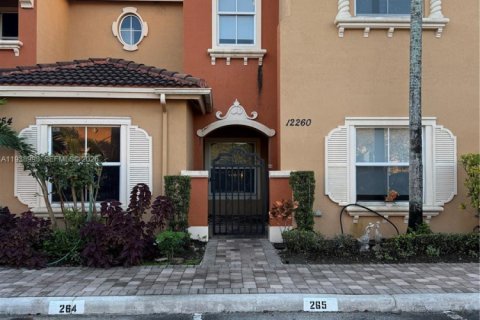 Townhouse in Miramar, Florida 3 bedrooms, 133.41 sq.m. № 1996749