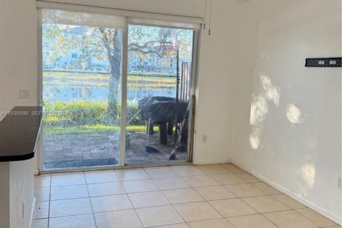 Townhouse in Miramar, Florida 3 bedrooms, 133.41 sq.m. № 1996749 - photo 6