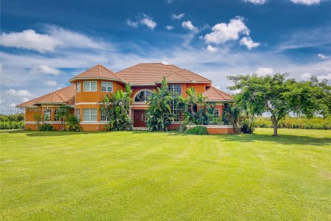 Casa en venta en Punta Gorda, Florida, 7 dormitorios, 834.36 m2 № 1942610 - foto 1