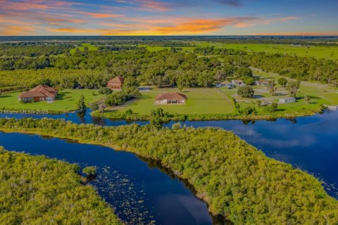 Casa en venta en Punta Gorda, Florida, 7 dormitorios, 834.36 m2 № 1942610 - foto 3