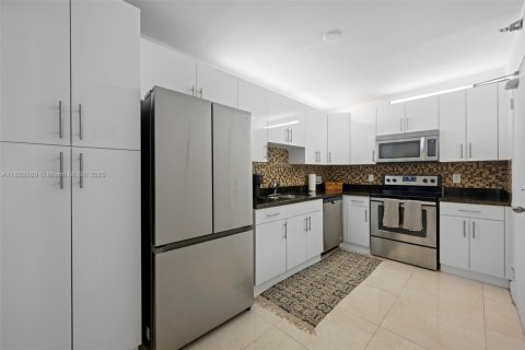 Condo in Bal Harbour, Florida, 1 bedroom  № 1812029 - photo 7