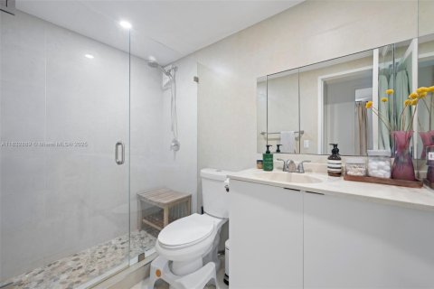 Condo in Bal Harbour, Florida, 1 bedroom  № 1812029 - photo 13
