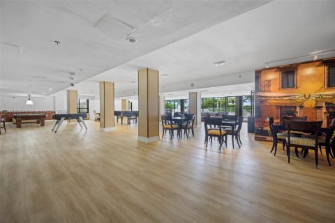 Condo in Bal Harbour, Florida, 1 bedroom  № 1812029 - photo 16