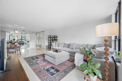 Condo in Bal Harbour, Florida, 1 bedroom  № 1812029 - photo 3