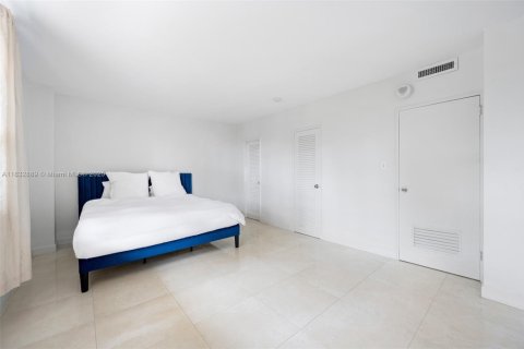 Condo in Bal Harbour, Florida, 1 bedroom  № 1812029 - photo 11