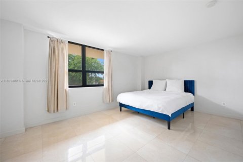 Condo in Bal Harbour, Florida, 1 bedroom  № 1812029 - photo 9