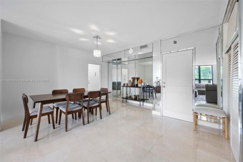 Condo in Bal Harbour, Florida, 1 bedroom  № 1812029 - photo 4