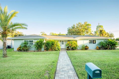 House in Clearwater, Florida 3 bedrooms, 197.97 sq.m. № 2277336