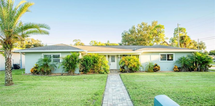 House in Clearwater, Florida 3 bedrooms, 197.97 sq.m. № 2277336