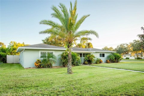 House in Clearwater, Florida 3 bedrooms, 197.97 sq.m. № 2277336 - photo 2