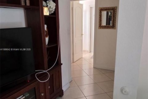 Villa ou maison à vendre à Miami, Floride: 5 chambres, 231.51 m2 № 1896894 - photo 18