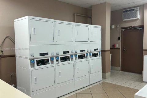 Copropriété à louer à Hallandale Beach, Floride: 1 chambre, 72.46 m2 № 1784130 - photo 14