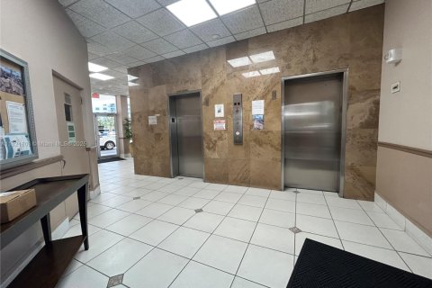 Copropriété à louer à Hallandale Beach, Floride: 1 chambre, 72.46 m2 № 1784130 - photo 17