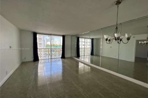 Condo in Hallandale Beach, Florida, 1 bedroom  № 1784130 - photo 2
