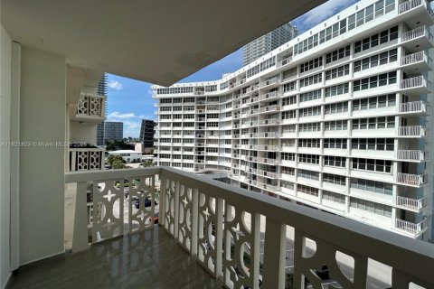 Condo in Hallandale Beach, Florida, 1 bedroom  № 1784130 - photo 5