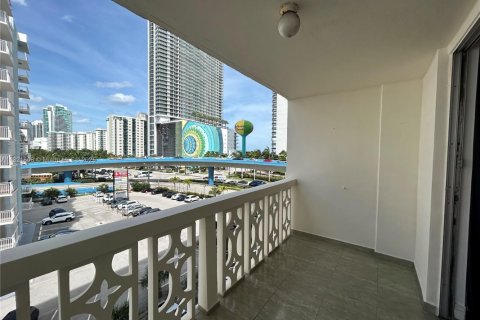Condo in Hallandale Beach, Florida, 1 bedroom  № 1784130 - photo 4