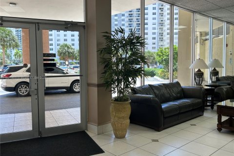 Condo in Hallandale Beach, Florida, 1 bedroom  № 1784130 - photo 12