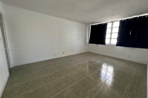 Copropriété à louer à Hallandale Beach, Floride: 1 chambre, 72.46 m2 № 1784130 - photo 3