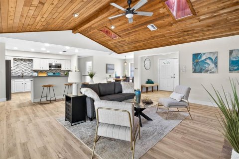 Villa ou maison à louer à Brooksville, Floride: 4 chambres, 244.33 m2 № 2199232 - photo 5