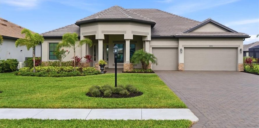 House in Estero, Florida 4 bedrooms, 237.18 sq.m. № 2098396