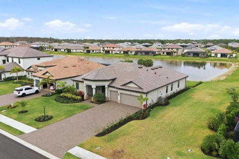 House in Estero, Florida 4 bedrooms, 237.18 sq.m. № 2098396 - photo 3