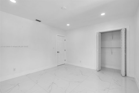 House in North Miami, Florida 4 bedrooms, 135.27 sq.m. № 1775264 - photo 14