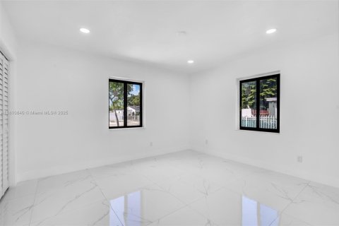 House in North Miami, Florida 4 bedrooms, 135.27 sq.m. № 1775264 - photo 13
