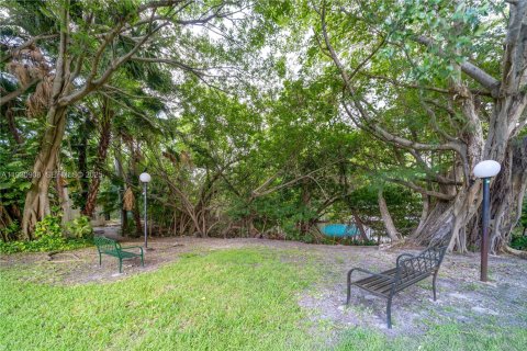 Condo in Miami, Florida, 3 bedrooms № 1989617 - photo 2