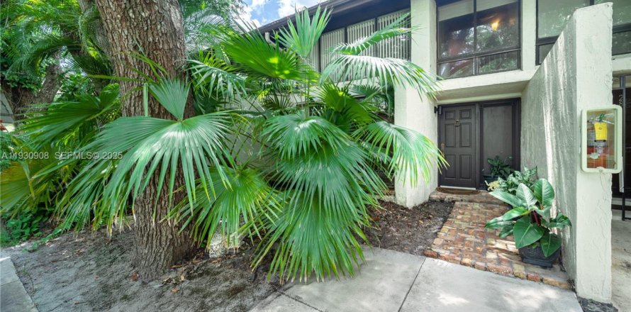 Condo in Miami, Florida, 3 bedrooms № 1989617