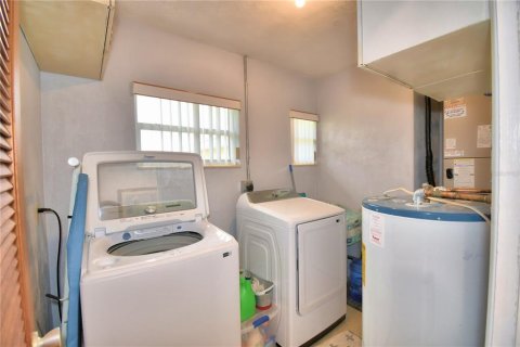 House in Frostproof, Florida 3 bedrooms, 169.27 sq.m. № 1915790 - photo 28