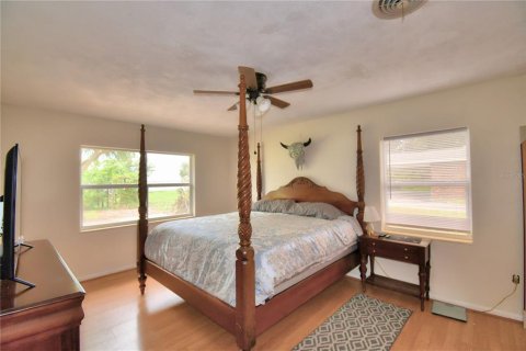 House in Frostproof, Florida 3 bedrooms, 169.27 sq.m. № 1915790 - photo 24