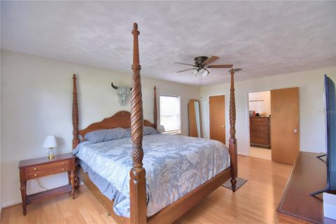 House in Frostproof, Florida 3 bedrooms, 169.27 sq.m. № 1915790 - photo 25