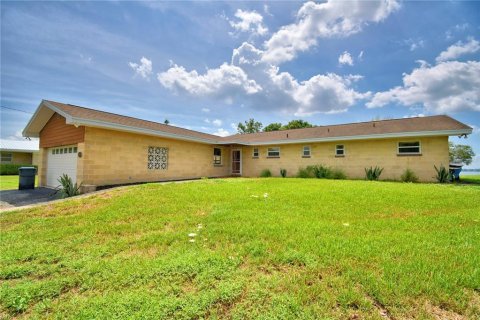 House in Frostproof, Florida 3 bedrooms, 169.27 sq.m. № 1915790 - photo 2