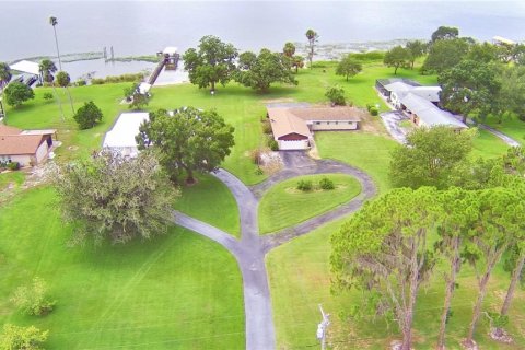House in Frostproof, Florida 3 bedrooms, 169.27 sq.m. № 1915790 - photo 3