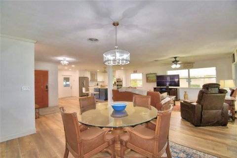 House in Frostproof, Florida 3 bedrooms, 169.27 sq.m. № 1915790 - photo 14
