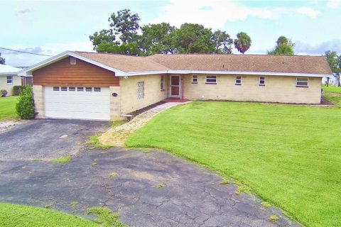 House in Frostproof, Florida 3 bedrooms, 169.27 sq.m. № 1915790 - photo 1