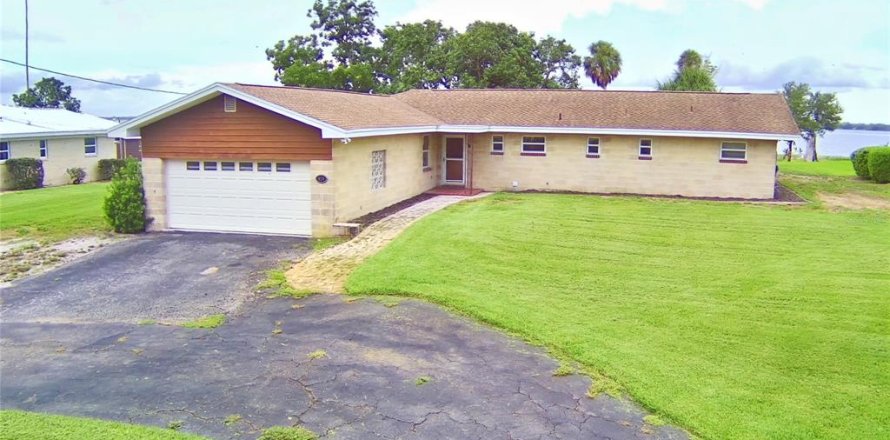 House in Frostproof, Florida 3 bedrooms, 169.27 sq.m. № 1915790