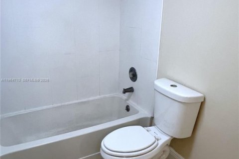 Condominio en alquiler en Oakland Park, Florida, 1 dormitorio, 78.41 m2 № 2026060 - foto 5