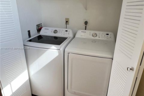 Condominio en alquiler en Oakland Park, Florida, 1 dormitorio, 78.41 m2 № 2026060 - foto 13