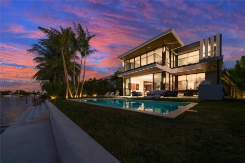 Снять в аренду виллу или дом в Майами-Бич, Флорида 5 спален, 472.69м2, № 1787261 - фото 3